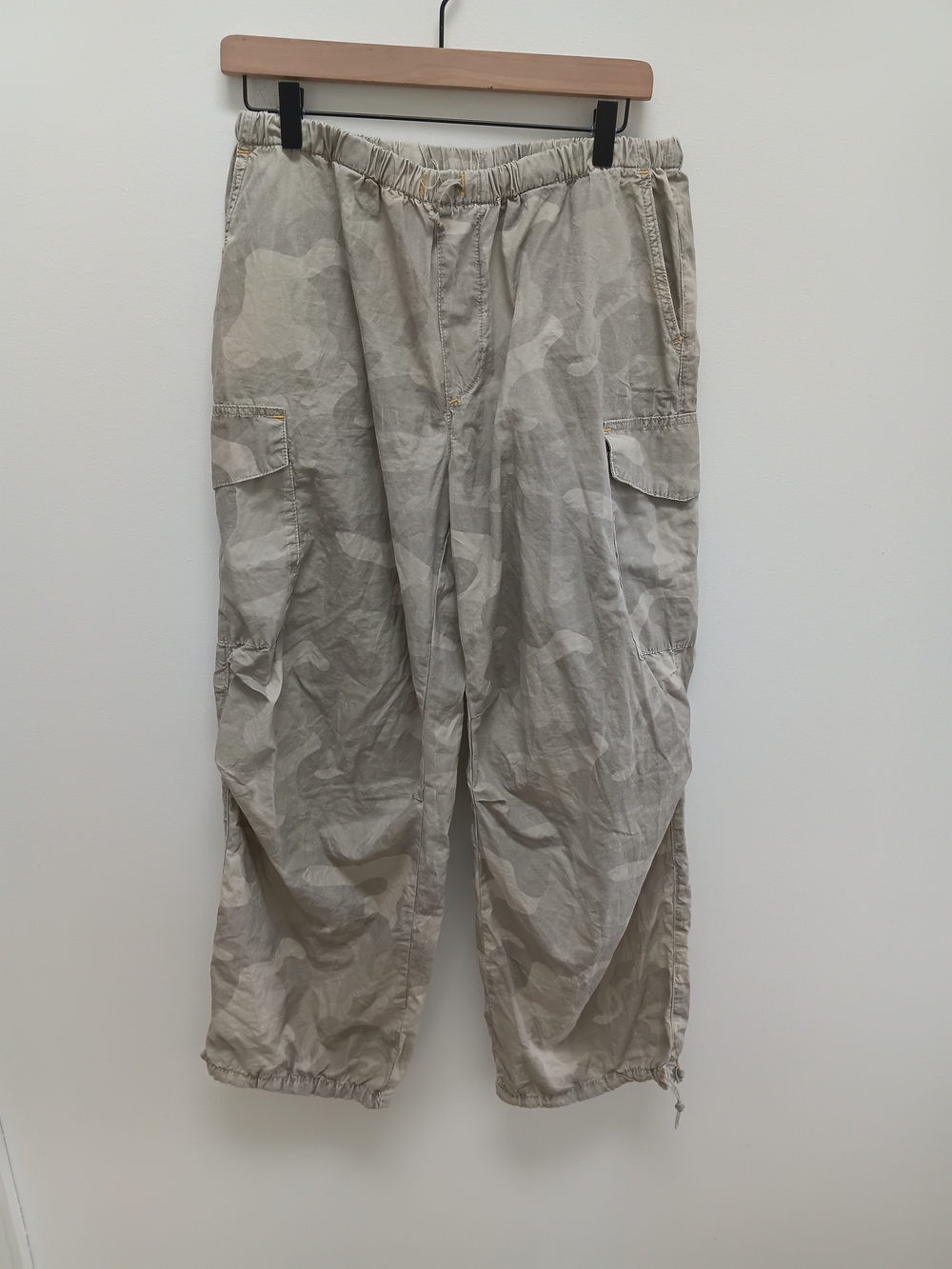 Pilcro Women's Beige/Tan Camo Cargo Elastic Waist Pants Size Medium